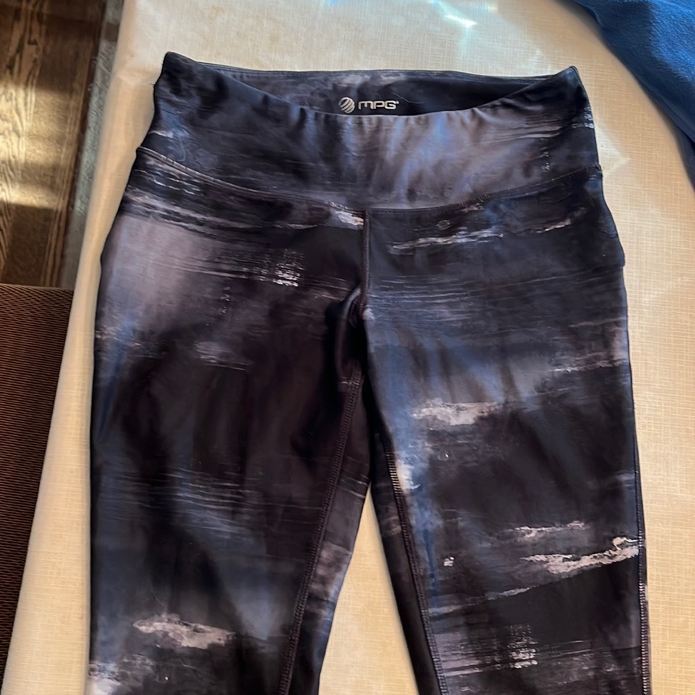 3/4 stretch leggings with cute pink back pocket